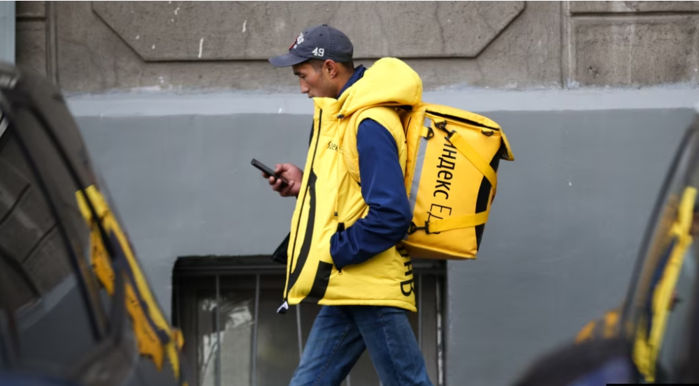 «Как в Северной Корее». Ограничение звонков в WhatsApp и Telegram в России лишает мигрантов из Центральной Азии связи с домом