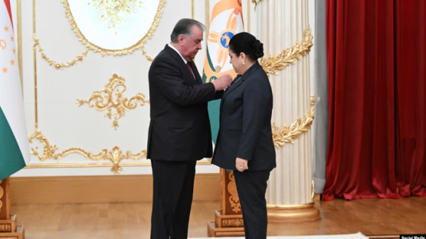 Президент Таджикистана присвоил своей дочери Озоде Рахмон звание «заслуженный работник»