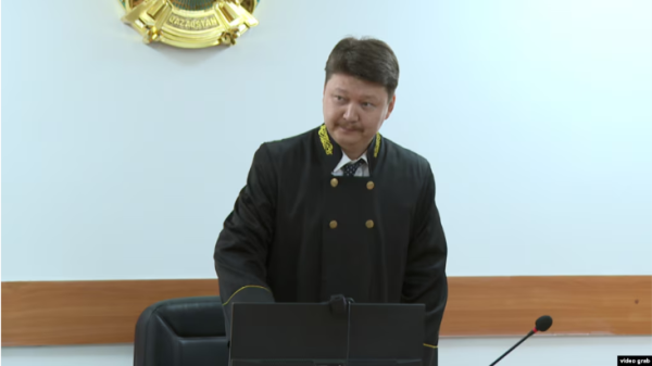 Судья, приказавший вывести журналистов Азаттыка из зала заседаний, заявил, что это произошло «по незнанию»