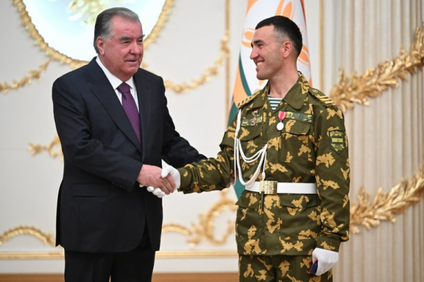 Глава государства Эмомали Рахмон вручил представителям силовых и военных структур государственные награды, присвоил специальные звания