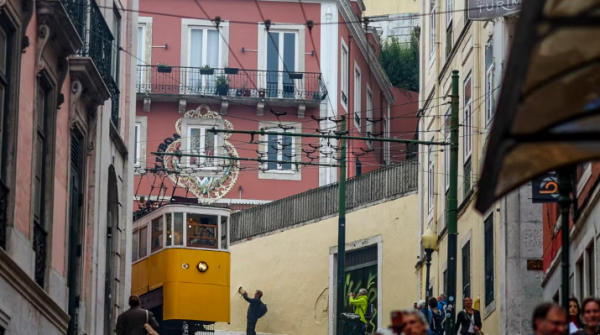 Не менее 15 человек погибли из-за схода с рельсов фуникулёра «Глория» в Лиссабоне