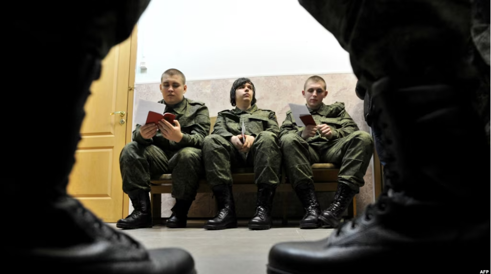Госдума приняла закон о круглогодичном призыве в армию