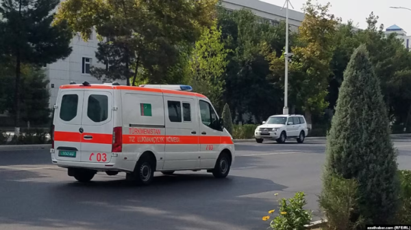 В Туркменистане беременная женщина скончалась, когда дорогу перекрыли из-за кортежа президента