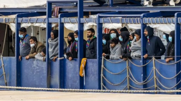 Британия муҳожирларни энди ҳарбий казармаларда жойлаштиради