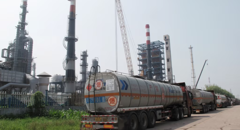 Китай сворачивает закупки нефти у России из-за санкций США