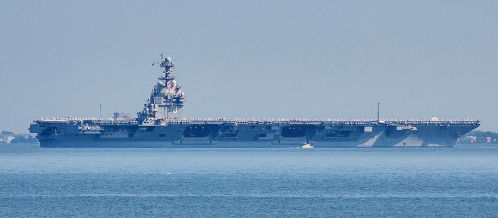 USA attackieren Boot - Flugzeugträger im Einsatzgebiet