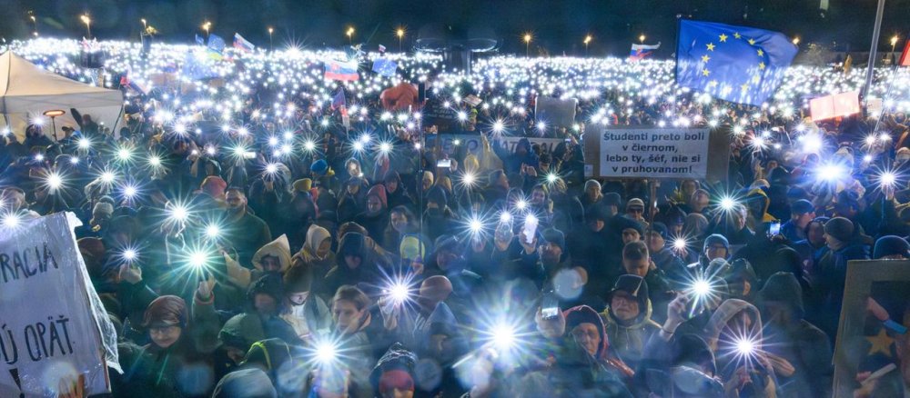 Zehntausende protestieren gegen Fico-Regierung