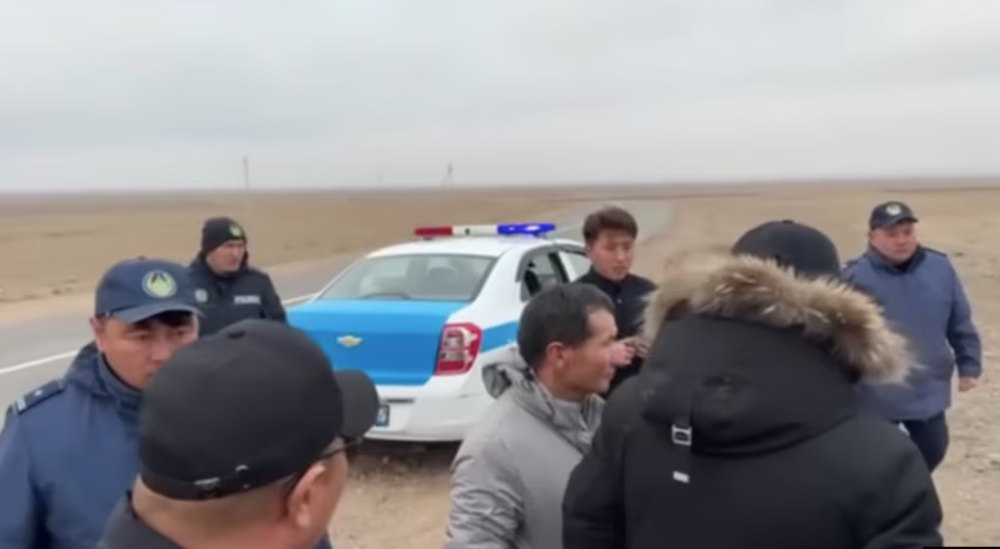 13 человек в СИЗО: в Казахстане на участников акции с сожжением китайского флага и портрета Си завели уголовное дело