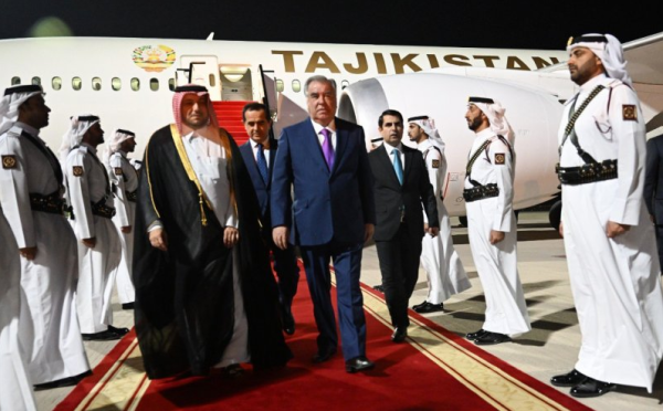 امامعلی رحمان، رئیس جمهور جمهوری تاجیکستان با سفر کاری وارد شهر دوحه، کشور قطر شدند