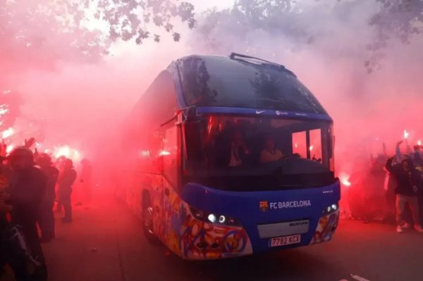 “Барселона” мухлисларини олиб кетаётган автобус ёниб кетди