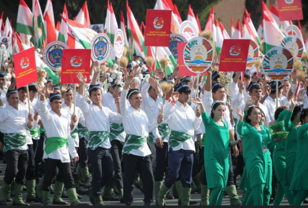 قانون اساسی تاجیکستان در مورد حقوق بشر، آزادی‌ها و دموکراسی چه می‌گوید؟