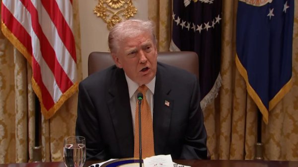 Трамп: ҳар бир америкалик 2000 доллар “дивиденд” олади