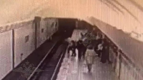 Москва метросида аёл 13 ёшли қизчани рельсга итариб юборди