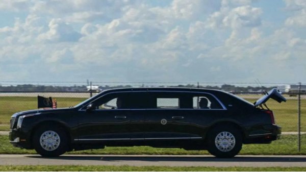 Трамп лимузини очиқ юкхона билан ҳаракат қилди