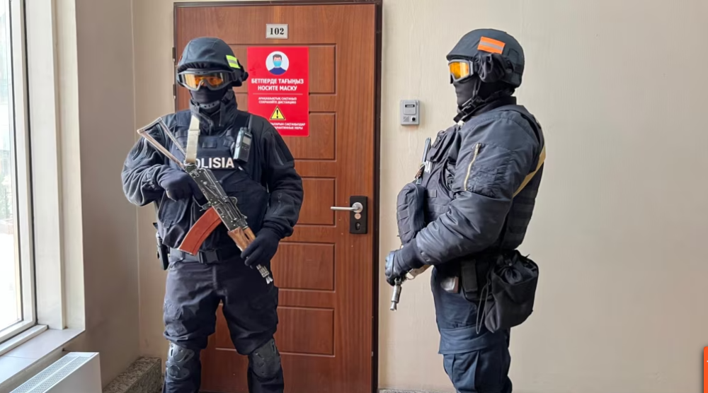 «Тревожный сигнал для всего общества». В редакцию Orda пришли с обысками, основатель издания — под домашним арестом