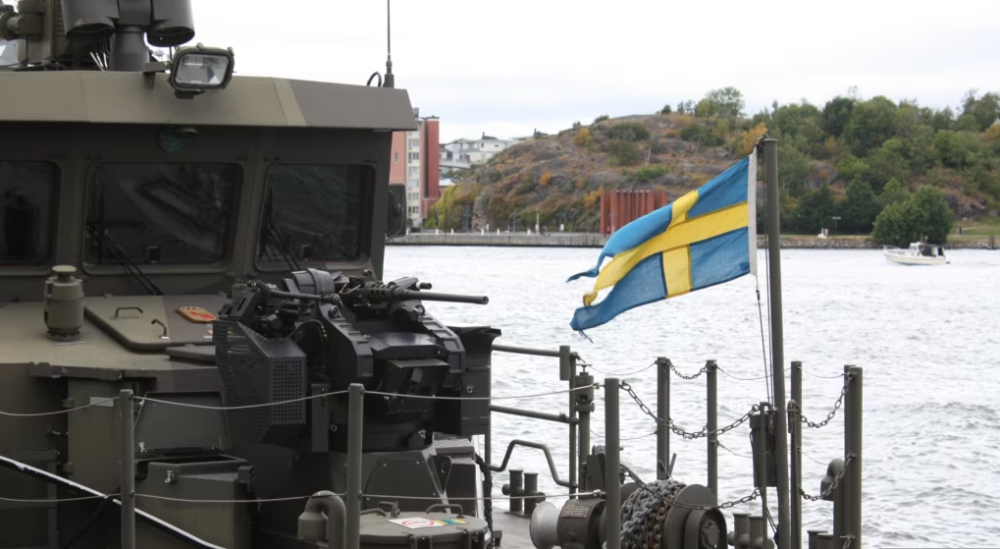 Шведские таможенники проверяют российское судно "Адлер"