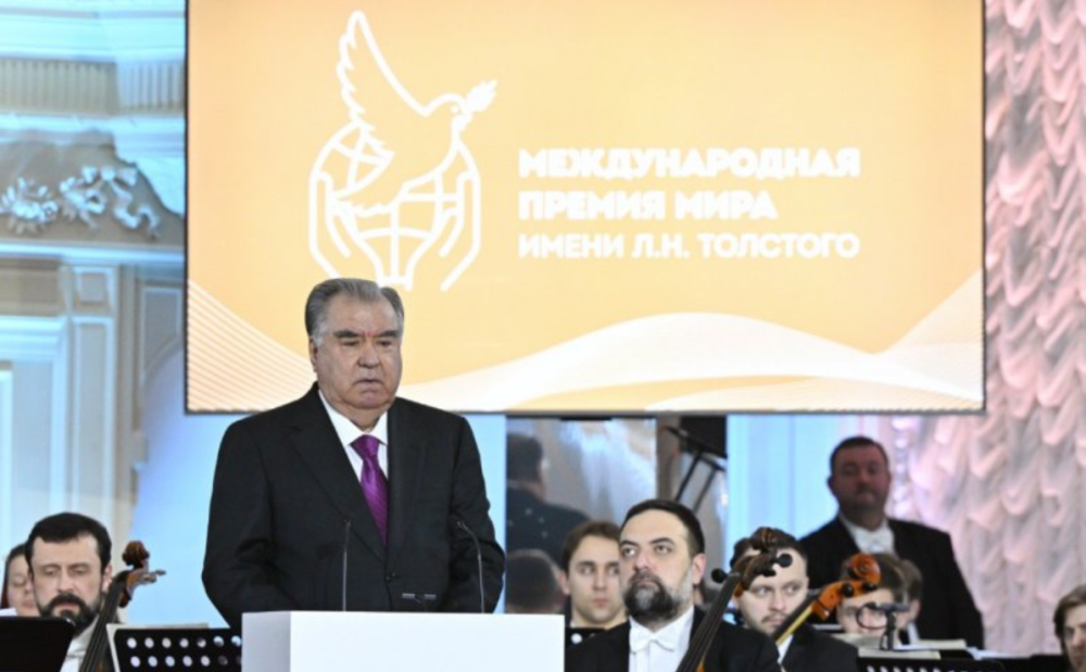 امامعلی رحمان، رئیس جمهور جمهوری تاجیکستان با جایزه بین‌المللی صلح به نام لئو تولستوی تقدیر شد