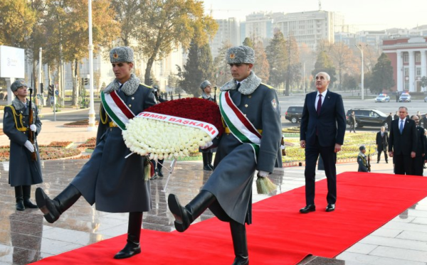 رئیس مجلس ملی کبیر ترکیه بر پایه مجسمه اسماعیل سامانی تاج گل گذاشت