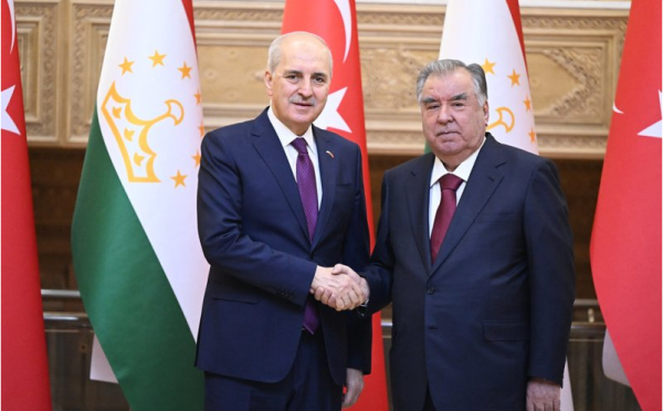 امامعلی رحمان، رئیس جمهور جمهوری تاجیکستان با نعمان کورتولموش، رئیس مجلس ملی کبیر جمهوری ترکیه دیدار و گفتگو کردند