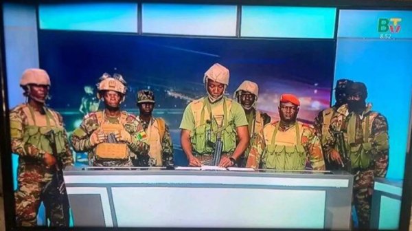 Бенинда тўнтариш уриниши барбод, исёнчилар етакчиси қочиб кетди