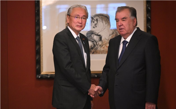 امامعلی رحمان، رئیس جمهور جمهوری تاجیکستان با کیجی فورویا، رئیس گروه بین پارلمانی دوستی و همکاری “تاجیکستان-ژاپن” و عضو مجلس نمایندگان پارلمان ژاپن دیدار و گفتگو کرد