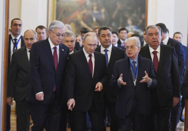 امامعلی رحمان، رئیس جمهور جمهوری تاجیکستان به همراه دیگر سران کشورهای عضو جامعه کشورهای مستقل مشترک المنافع از موزه دولتی ارمیتاژ بازدید کردند