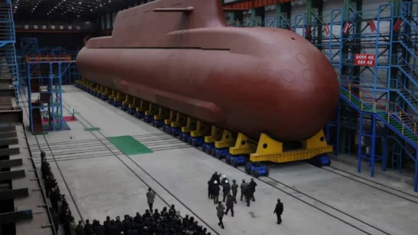 Ким Жонг Ун қизи билан ракеталар ва сувости кемаси қурилишини кузатди