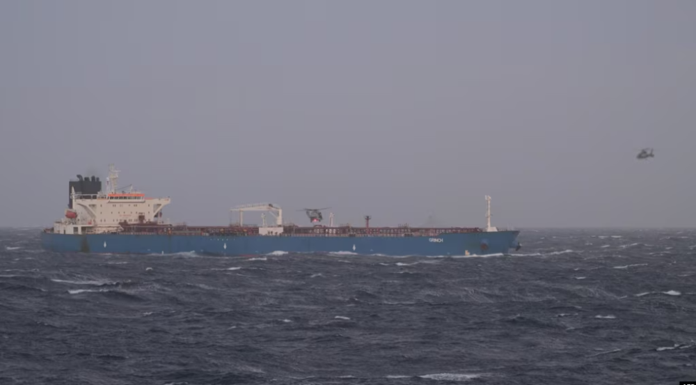 Силы ВМФ Франции задержали нефтяной танкер, идущий из России