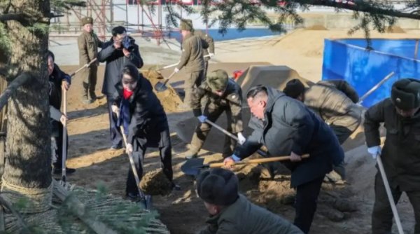 Ким Чен Ин қизи билан бирга қаҳрамонлар хотираси учун дарахт экди