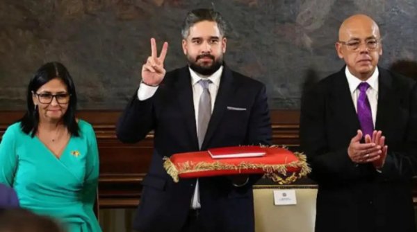 Нью-Йоркда Мадуро айбловни рад этди, Каракасда Родригес қасамёд қилди