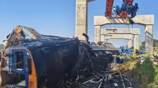 Таиландда кран поезд устига қулади: 22 нафар қурбон, 80 киши яраланган