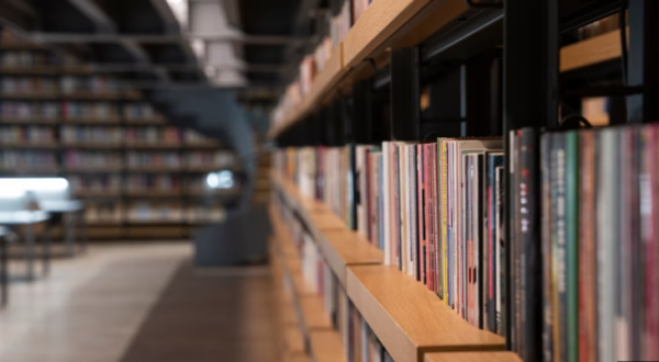 В Узбекистане чиновникам будут платить премии, а осуждённым сократят срок за чтение книг