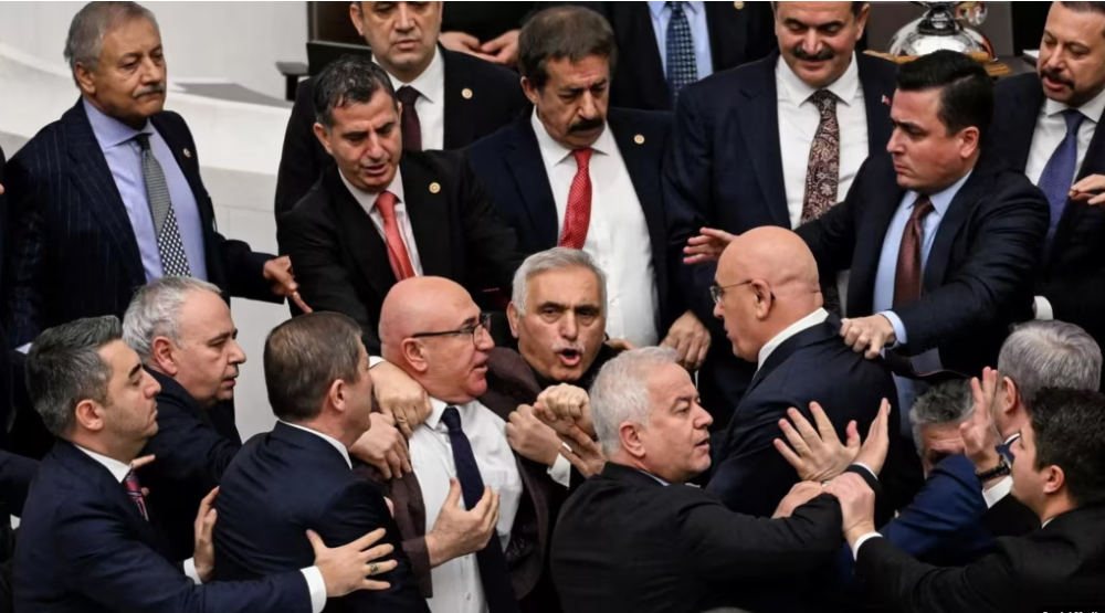 В турецком парламенте депутаты подрались из‑за назначения министра юстиции