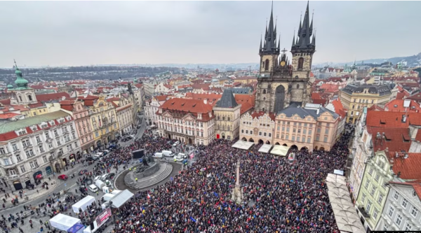В Чехии десятки тысяч вышли на площади в поддержку президента
